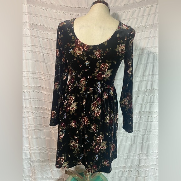 One Clothing Velvet Floral Dress - Picture 6 of 10